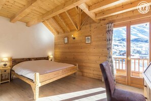 6 bedrooms, iron/ironing board, travel cot, free WiFi