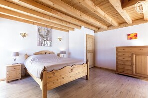 6 bedrooms, iron/ironing board, travel cot, free WiFi - Zenith - Albiez Montrond (ALBIEZ MONTROND)