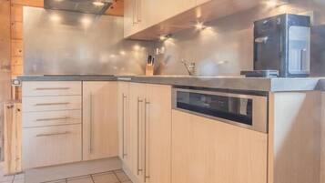 Een koelkast, een microgolfoven, een oven, een kookplaat