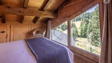 4 slaapkamers, een strijkplank/strijkijzer, reisbedje