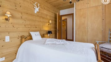 2 bedrooms, iron/ironing board, travel cot, free WiFi