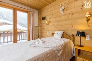 2 bedrooms, iron/ironing board, travel crib, free WiFi