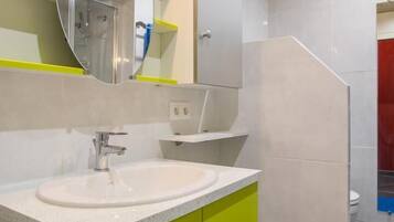 Douche, sĂšche-cheveux, serviettes fournies