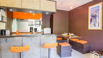 KĂŒhlschrank, Mikrowelle, Ofen, Herdplatte