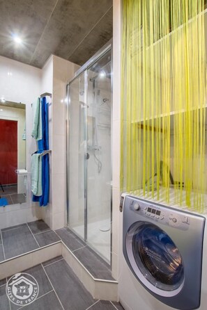 Douche, sĂšche-cheveux, serviettes fournies