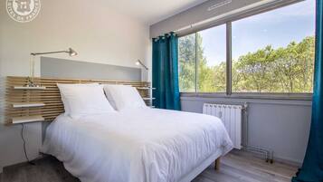 1 bedroom, iron/ironing board, travel cot, free WiFi