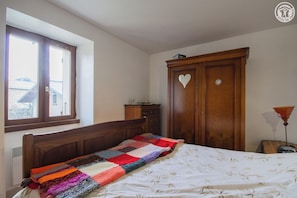 2 bedrooms, iron/ironing board, travel cot, free WiFi