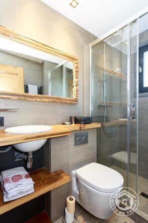 Bathtub, hair dryer, towels