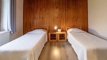 2 slaapkamers, een strijkplank/strijkijzer, reisbedje, gratis wifi