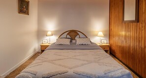 2 bedrooms, iron/ironing board, travel crib, free WiFi