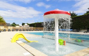 Seasonal outdoor pool, pool loungers - Domaine Plein Air Le Vieux Moulin (Erquy)