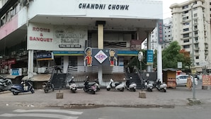 Un hôtel appelé Chandni Chowk, avec une enseigne indiquant la présence de chambres et de salles de réception.