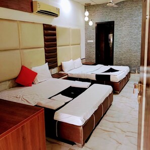 Family Room | Egyptian cotton sheets, premium bedding, free WiFi, bed sheets