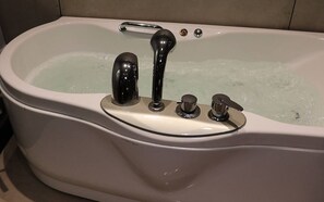 Studio Suite | Bathroom - Hotel Welcome Palace (Surat)