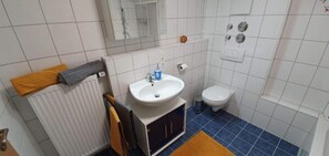 Hair dryer, towels, toilet paper - Alpine Lodge Wertach (Wertach)