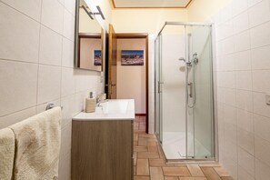 Sèche-cheveux, serviettes fournies