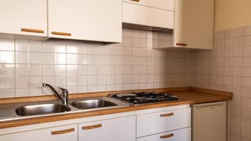 Kühlschrank, Ofen, Herdplatte, Kochgeschirr/Geschirr/Besteck