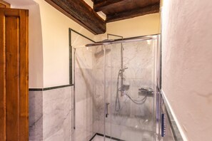Hair dryer, towels - Suite the Cardinal, historic home in Bibbiena (Bibbiena)