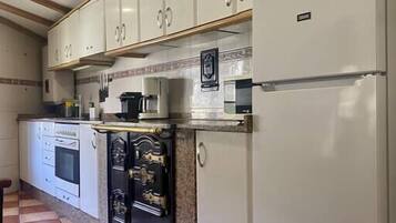 Réfrigérateur, micro-ondes, four, cafetiÚre/bouilloire