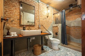 Shower, free toiletries, hair dryer, bathrobes - House of Machine Boutique Hotel  (Bangkok)