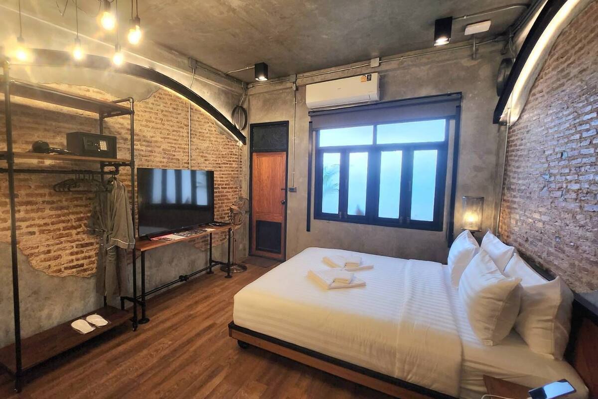 Executive Suite with Terrace | 迷你吧、客房内保险箱、办公桌、笔记本电脑工作区