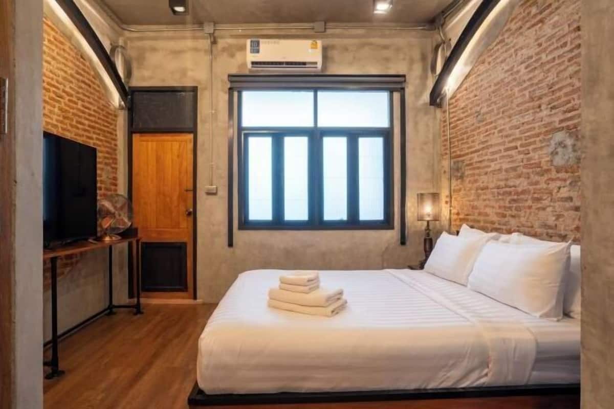 Frigobar, cofres nos quartos, escrivaninha