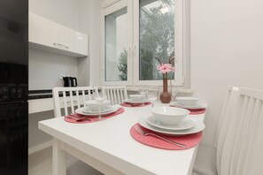 Microwave, dishwasher, cookware/dishes/utensils