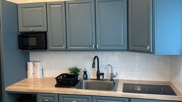 Refrigerador, microondas, parrilla de estufa y cafetera y tetera