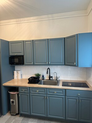 Fridge, microwave, stovetop, coffee/tea maker