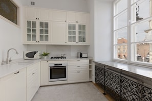 Microwave, dishwasher, electric kettle, toaster - Apartment Freta Old Town by Renters (Warsaw)