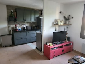 Réfrigérateur, micro-ondes, four, plaque de cuisson