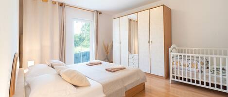 3 bedrooms, iron/ironing board, free WiFi, bed sheets