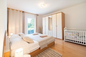 3 bedrooms, iron/ironing board, free WiFi, bed sheets