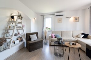 Smart TV - 
Apartman 6 + 2, a property with a garden and 3 balconys, located in Istria (Melnica)