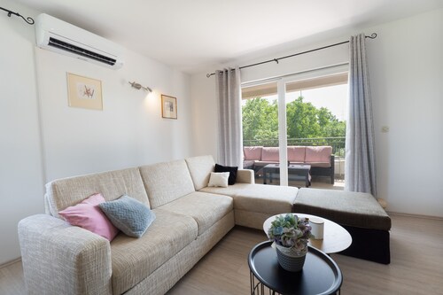 
Apartman 6 + 2, a property with a garden and 3 balconys, located in Istria