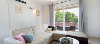 
Apartman 6 + 2, a property with a garden and 3 balconys, located in Istria