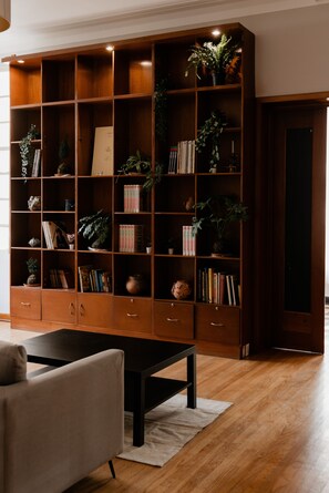 Eenvoudige kamer | Woonruimte | Een 32-inch televisie met kabelzenders