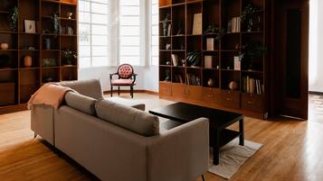 Habitación básica | Área de sala de estar | Televisión de 32 pulgadas con canales por cable