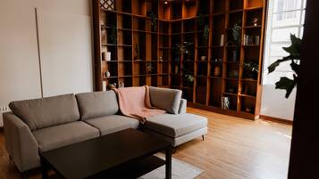 Habitación básica | Área de sala de estar | Televisión de 32 pulgadas con canales por cable