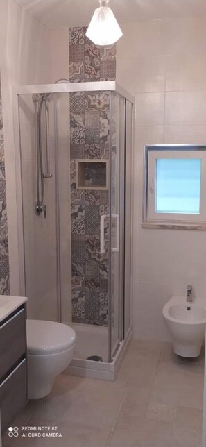 Regadera, amenidades de baño gratuitas, secadora de cabello, bidet 