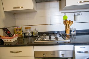 Lave-vaisselle, cafetière/bouilloire, chaise haute, moulin à café