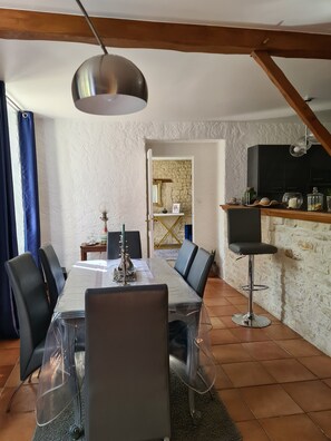 Dining - Maison de Vacances en Pierre Avec Piscine (Saint-Mard)