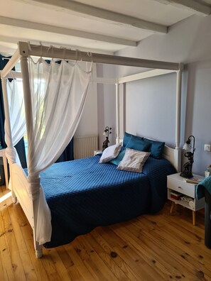 3 chambres, fer et planche à repasser, lit de bébé portatif