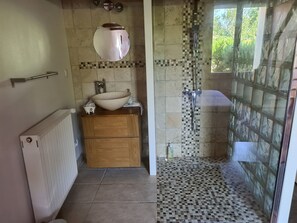 Secadora de cabello, toallas, jabón, papel de baño 