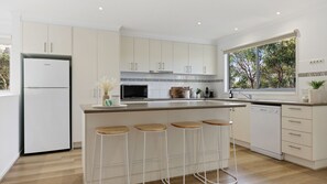 ثلاجة، ميكروويف، فرن، موقد طهي مسطح