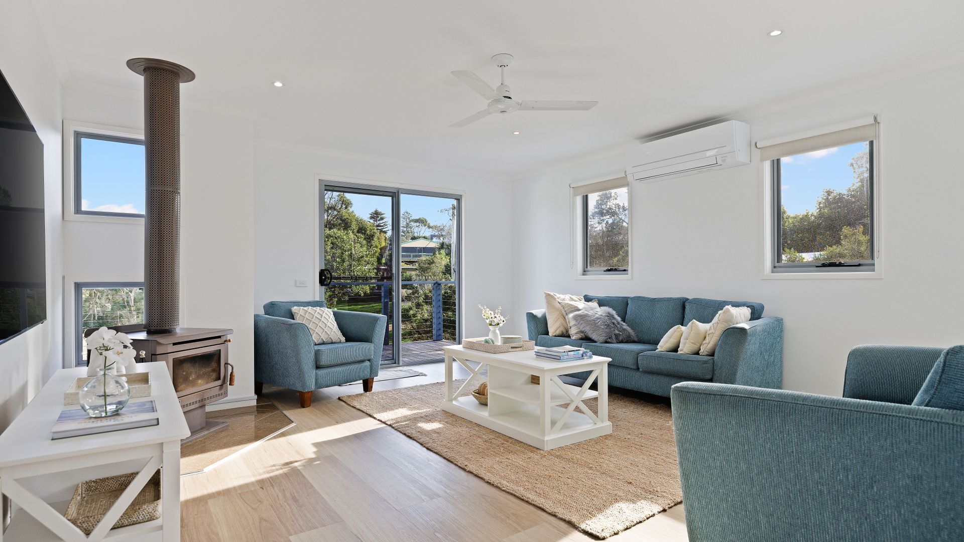 Fernseher, Kamin, Tischtennisplatte, Bücher