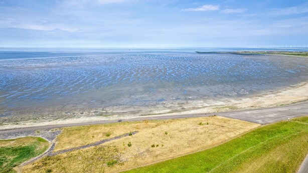 A coastal landscape with a road leading to a beach. - Gorgeous home in Den Oever with WiFi (Den Oever)