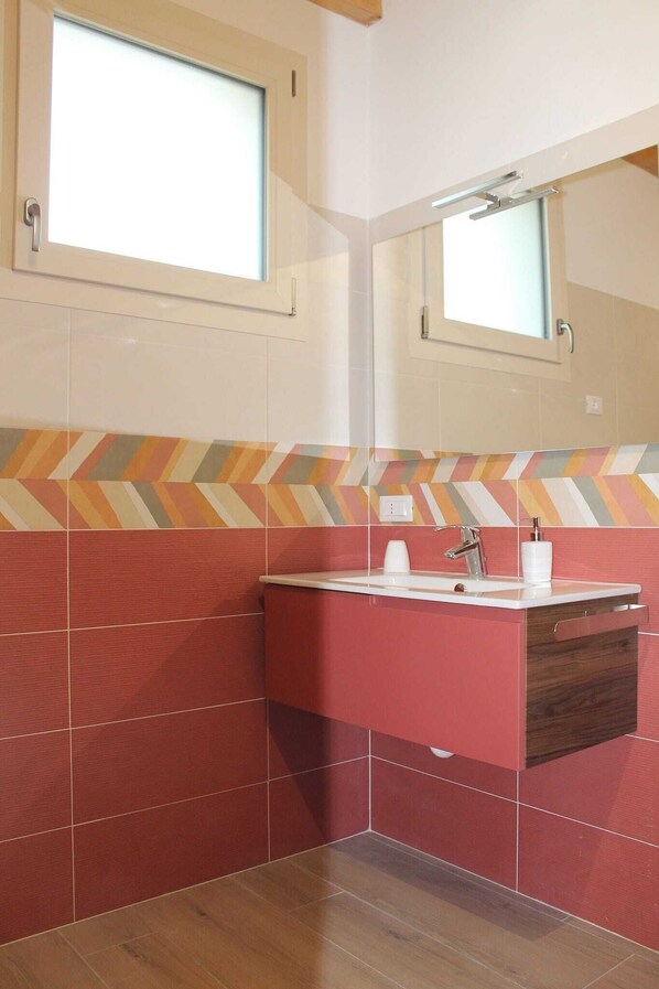 Regadera, secadora de cabello, bidet, toallas 