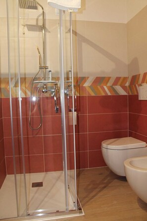 Dusj, hårføner, bidé og håndklær