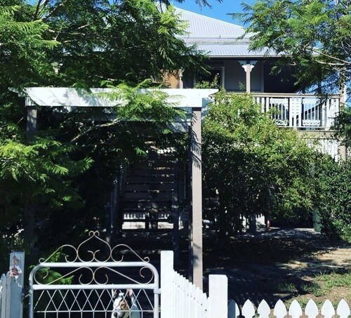 Coastal Queenslander- 2 minute walk to the beach!
